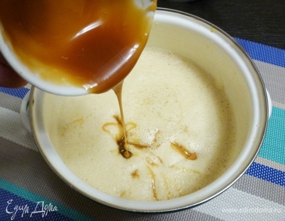 Влить в яичную массу соленую карамель. На сайте есть много отличных рецептов, выбирайте. Если карамель густоватая, то подтопите ее в микроволновке.