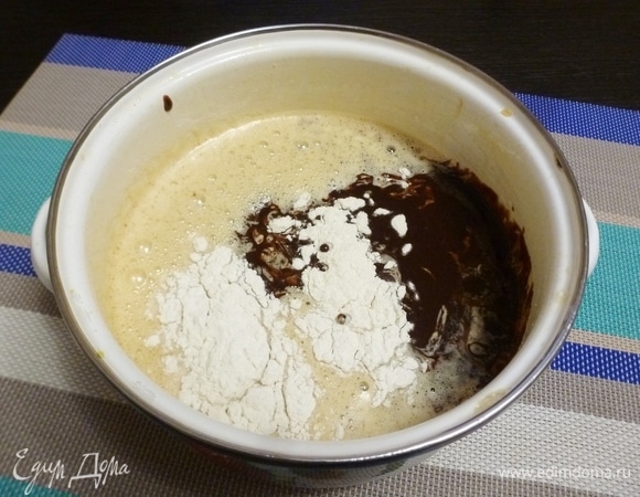 В одной емкости смешать взбитые яйца с карамелью, шоколадную смесь и 1 столовую ложку муки.