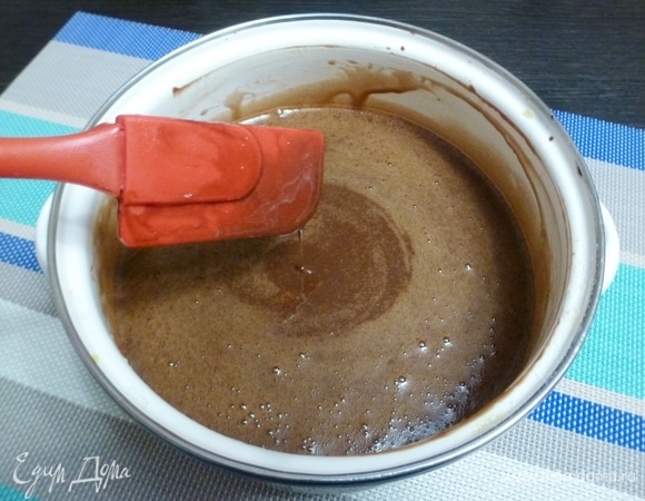 Размешать до однородности и гладкости. Тесто получается жидким.