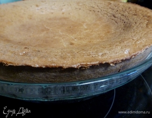 Поставить в духовку, разогретую до 210°C (обязательно с конвекцией), на 5 минут, затем снизить температуру до 120°C и выпекать еще 35 минут. При выпекании тесто поднимется, на фото видно, что оно даже «выпрыгивает» из формы, но потом оно осядет. Это нормально. Достать форму из духовки и оставить торт отстояться еще на 1 час. Затем аккуратно вынуть из формы, дать охладиться окончательно, завернуть в пакет и отправить в холодильник не менее чем на 10 часов. А еще лучше подольше. Я готовлю торт «Балуа» вечером, а пробуем только на следующий день.