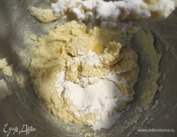 Готовим печенье. Взбиваем сливочное масло с сахаром, добавляем соль, ванильный сахар, яйца и еще раз хорошо взбиваем. Затем всыпаем муку, крахмал и разрыхлитель.