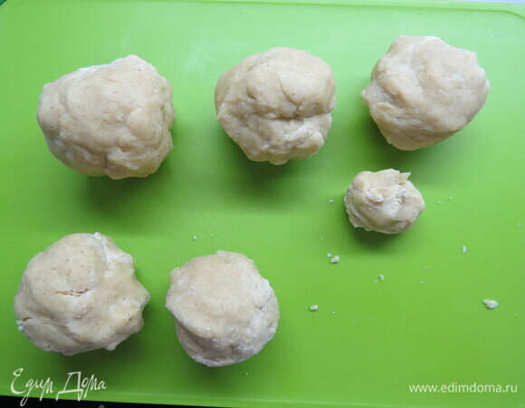 Замешиваем тесто (если тесто очень липкое, подсыпать на стол немного муки). Делим тесто на две части, собираем их в шары, заворачиваем в пищевую пленку и кладем в морозилку на 1–2 часа.