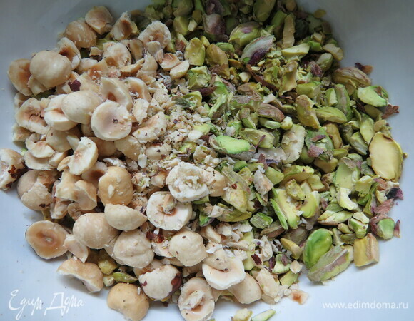 Орехи для начинки порубить (у меня фисташки и фундук).