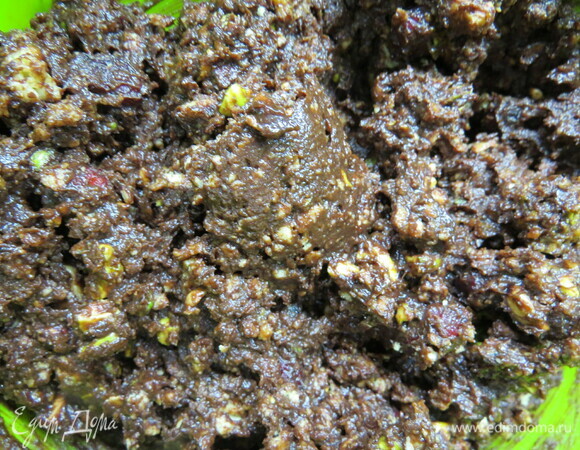 Шоколадную массу ставим минут на 15 в холодильник (потом будет легче с ней работать).