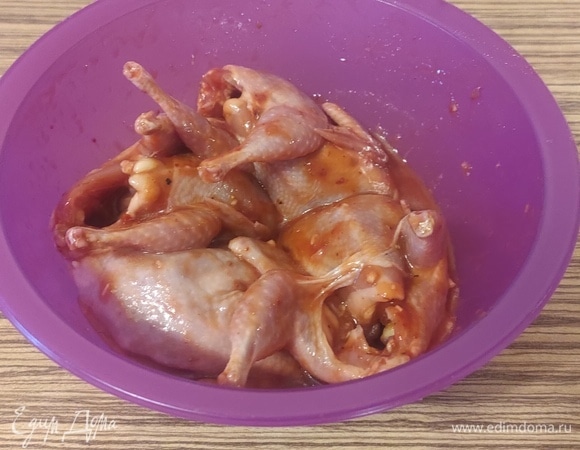 Смешать все ингредиенты для маринования перепелов, попробовать на вкус и скорректировать его при необходимости (соль, перец, чеснок). Замариновать перепелов в данном соусе в течение получаса.