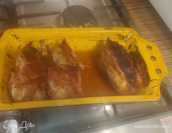 Запечь перепелов в духовке при температуре 180°C в течение 30–40 минут.