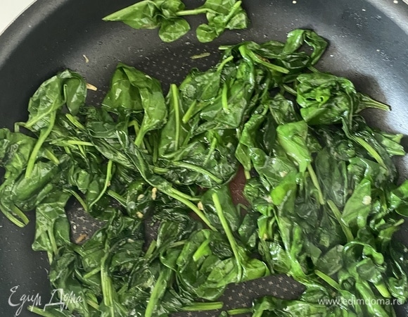 Конкильони отварить в подсоленной воде до состояния альденте. Слить воду, остудить. Готовим ароматное оливковое масло для тушения шпината. Чеснок очистить, выдавить через пресс, слегка обжарить на оливковом масле, убрать со сковороды. Шпинат помыть, просушить, добавить в скороводу и протушить на ароматном масле в течение 3 минут. Важно, чтобы шпинат не поменял цвет. Остудить до комнатной температуры.