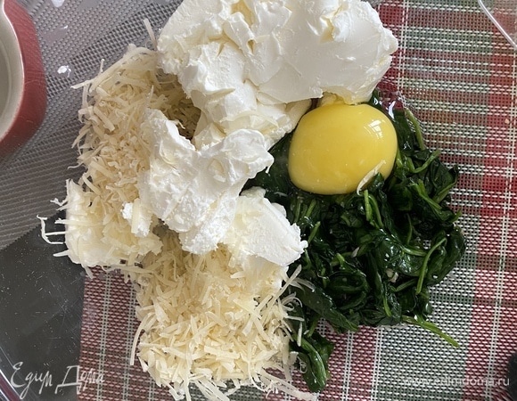 В миске смешать яйцо, творожный сыр, пармезан и шпинат. Пробить блендером до однородности. Наполнить остывшие ракушки.