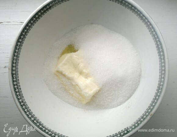 Размягченное сливочное масло растереть с сахаром, солью и ванилином.