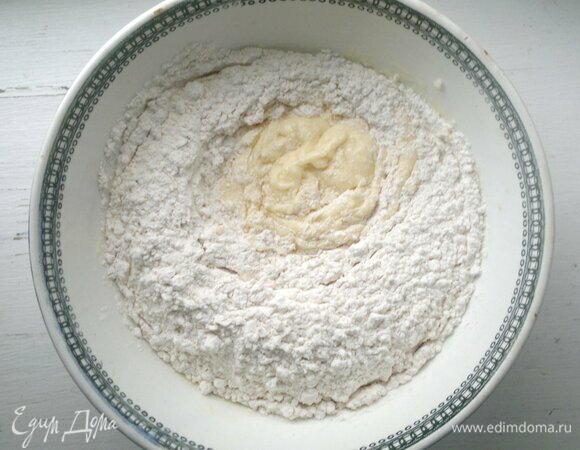Порциями всыпать просеянную муку с содой, все время перемешивая.