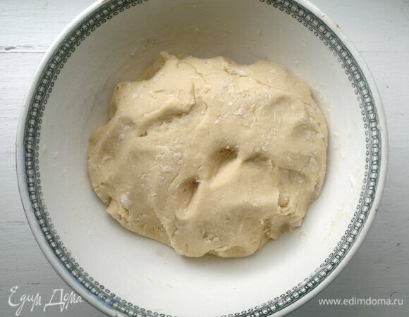 Замесить мягкое тесто.