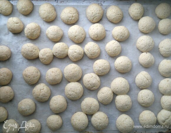 Готовое печенье достать из духовки и остудить до комнатной температуры.