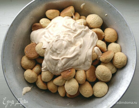 Немного крема оставить. Остальной крем соединить с печеньем и перемешать.