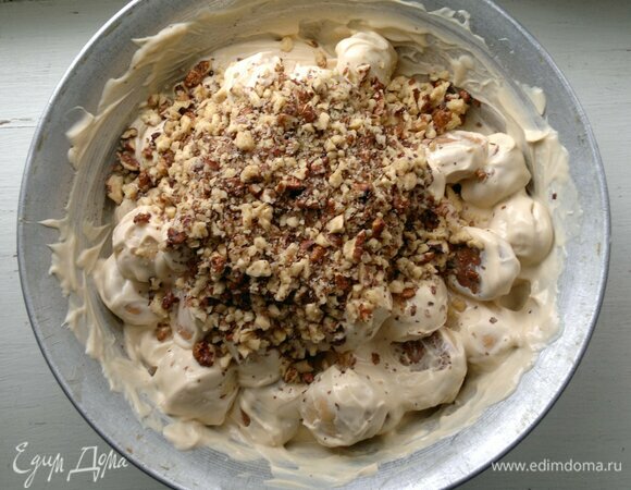Немного орехов оставить для обсыпки торта. Остальные соединить с кремом и печеньем, перемешать.