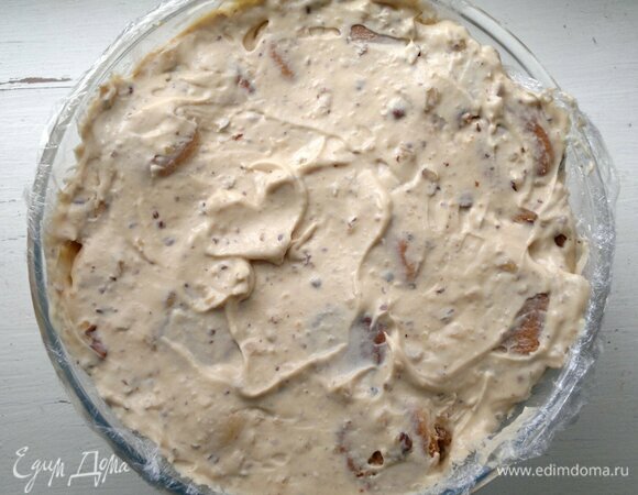 Сладкую массу выложить в форму с пленкой. Слегка уплотнить. Верх также закрыть пленкой. Сверху можно положить подходящую тарелку и поставить небольшой груз. Поставить миску с тортом в холодильник на 6–7 часов или на ночь.