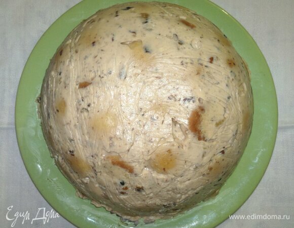 По истечении времени достать торт из холодильника. Аккуратно перевернуть на блюдо, снять пленку.