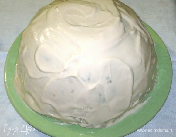 Смазать торт оставшимся кремом.