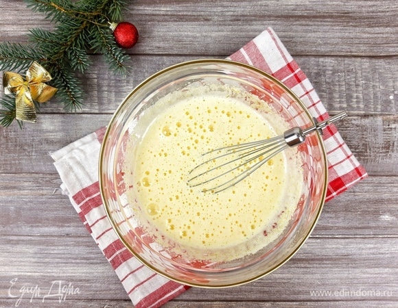 Яйца взбиваем с сахарной пудрой до пышности.