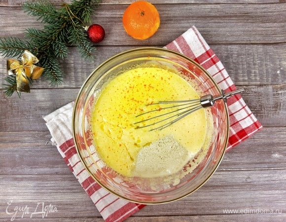 Добавляем к ним дрожжевую смесь, растопленное сливочное масло (но не горячее!), цедру мандарина (или любого цитруса), коньяк. Хорошо размешиваем.