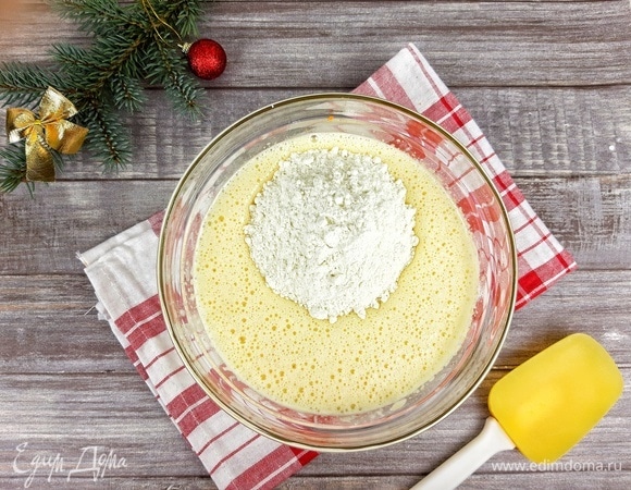 Добавляем муку и замешиваем гладкое тесто в течение минут 5. Оно получается очень нежное и липкое. Но по мере замешивания липкость уменьшится, муку сверх лучше не добавлять.