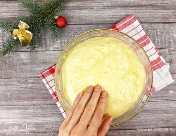 Накрываем миску пленкой и оставляем тесто подняться на 1,5–2 ч. Оно должно увеличиться вдвое.