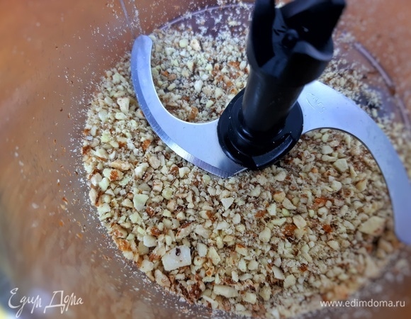 Миндаль измельчаем в крошку.