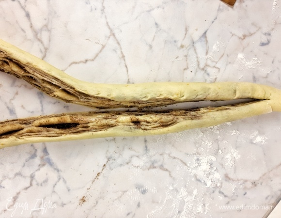 Разрезаем вдоль почти до конца. Переплетаем между собой разрезом наружу.