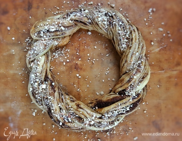 Укладываем на пергамент или термоковрик в форме кольца. Посыпаем сверху оставшимися орехами. Оставляем подняться минут на 30.