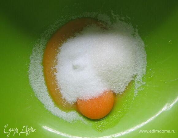 Готовим черемуховый бисквит. Желтки растираем с медом и сахаром.