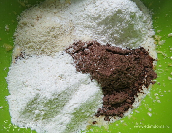 Два вида муки, соду и миндальную муку перемешиваем. Все хорошо замешиваем миксером либо блендером.