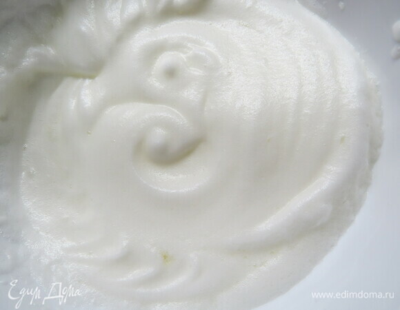 Белки очень хорошо взбиваем.