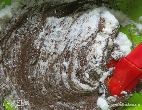 Взбитые белки аккуратно подмешиваем лопаткой к тесту, далее все перемешиваем лопаткой до однородности. Тесто будет достаточно жидким.