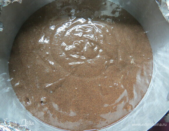 Разогреваем духовку до 180°C. Выливаем тесто в форму, печем 35–40 минут, готовность проверяем зубочисткой. Остужаем бисквит, срезаем горку и разрезаем на 2 коржа. Диаметр формы 18–19 см.