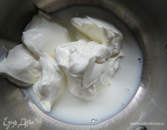 Готовим сметанный крем-мусс с черничным пюре. Сметану смешиваем с молоком и ставим нагреваться, но не кипятим.