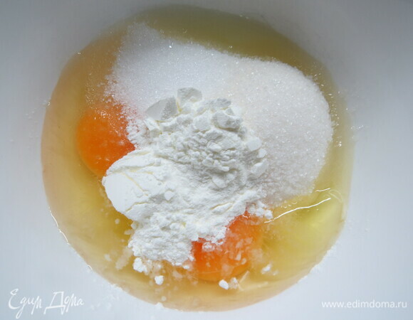 Яйца смешиваем с сахаром и крахмалом.