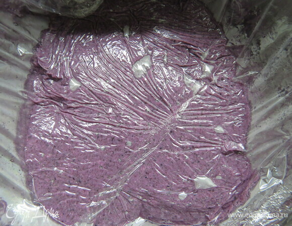 Снимаем с огня, переливаем в широкую емкость, контактно (прямо по крему) накрываем пленкой и оставляем остывать. Достаем сливочное масло из холодильника, нарезаем на кусочки, даем согреться минут 40. Как только крем станет комнатной температуры (как и масло), вводим масло и распущенный желатин, пробиваем блендером. Приступаем к сборке по п. 15–16.