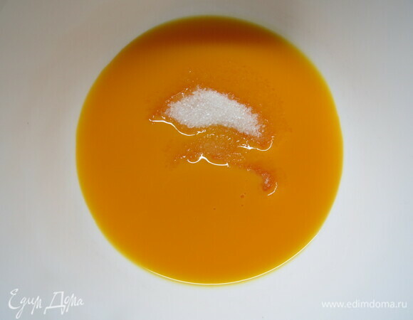 Готовим карамельный баварский мусс: желатин залейте холодной водой и дайте ему набухнуть. Взбейте сливки до средних пиков и уберите в холодильник. Отложите к желткам 2 ст. л. сахара. Остальной сахар положите в сотейник.