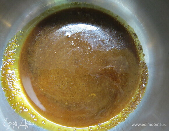 Поставьте на средний огонь. Ничем не мешая, растопите сахар и доведите до карамельного цвета. Снимите с огня.