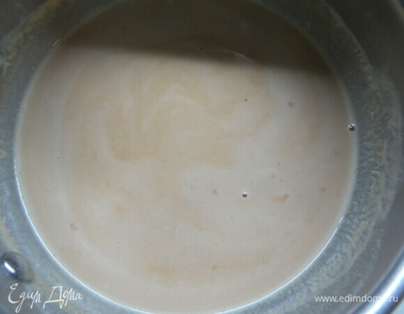 Параллельно в другой кастрюльке нагрейте молоко. В готовую карамель очень аккуратно влейте горячее молоко, при этом все время мешая смесь венчиком.