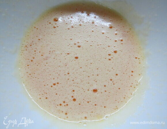 Желтки взбейте с 2 ст. л. сахара. Тоненькой струйкой влейте горячее карамельное молоко, постоянно мешая венчиком, чтобы желтки не свернулись. Затем перелейте смесь обратно в кастрюльку и поставьте на средний огонь. Непрерывно помешивая, доведите крем до загустения, но не кипятите! Крем будет консистенции соуса, весь процесс займет около 5 минут. Кастрюльку снимите с огня и оставьте еще на 2 минуты, он немного загустеет. Добавьте желатин и, помешивая, растворите его. Остудить все на водяной бане до комнатной температуры. Аккуратно примешайте к взбитым сливкам, надолго мусс ни в коем случае не убирайте, торт собираем сразу же, как только приготовили мусс.