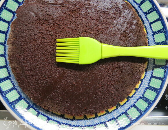 Готовим черничную пропитку. Выдавливаем из черники сок, провариваем с сахаром, при желании можно добавить алкоголь, например коньяк. У испеченного черемухового бисквита отрезаем поднявшуюся верхушку (можно потом использовать на кейк-попсы), сам корж делим на 2 части и пропитываем черничной пропиткой.