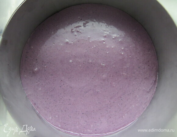 Выкладываем в кольцо диаметром 18 см первый черемуховый корж с черничной пропиткой, сверху выливаем половину сметанного крем-мусса с черничным пюре, затем устанавливаем диск с замороженным черничным мармеладом, заливаем второй половиной сметанного мусса и устанавливаем сверху второй черемуховый корж. Убираем нашу серединку в морозилку для заморозки.