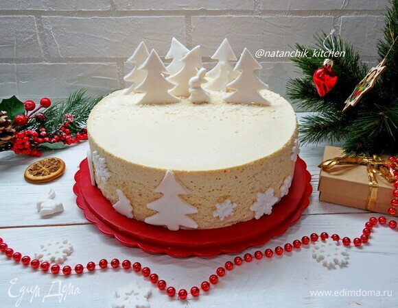 В кольцо для сборки 20 см (на дно, в центр) устанавливаем нашу замороженную серединку, заполняем бока и верх баварским муссом. Ставим торт в морозильную камеру, чтобы мусс схватился. Украшаем по желанию.