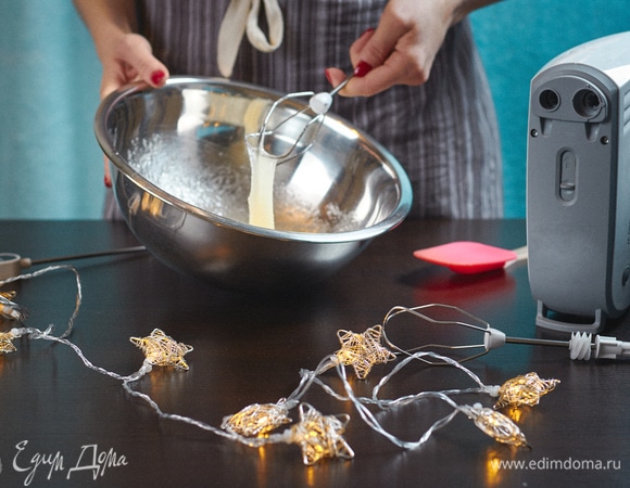 Растереть белки с сахаром, чтобы они полностью объединились.