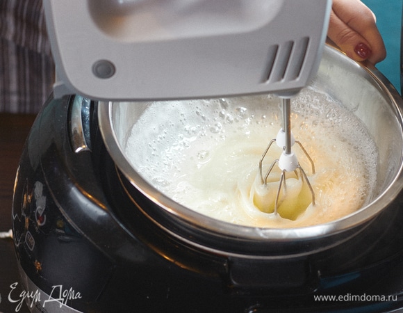 Как только дошло до нужной температуры, не снимая с бани, взбивать миксером, постепенно повышая скорость до максимальной.