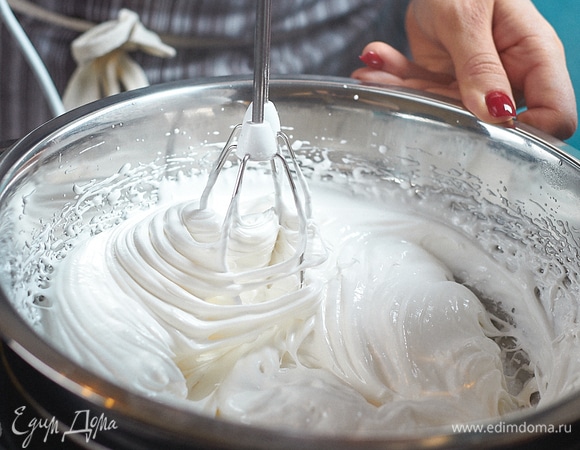 Постепенно масса станет густой и глянцевой.