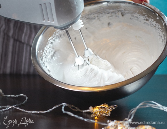 Снять с бани и взбивать до остывания.