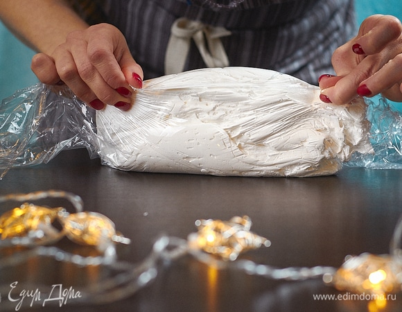 Взбитые белки выложить на пищевую пленку и свернуть в колбаску. Так удобнее будет положить ее в мешок для отсадки.