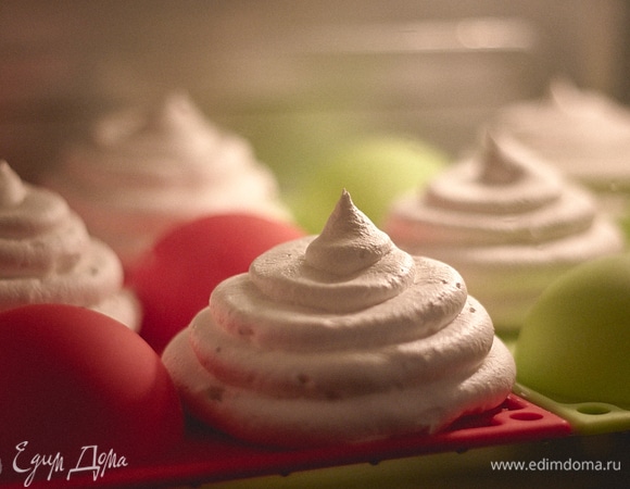 Просушивание меренги — отдельный процесс. Ориентироваться стоит на свою духовку. Я выбрала режим 70°C с конвекцией и сушила 5 часов.