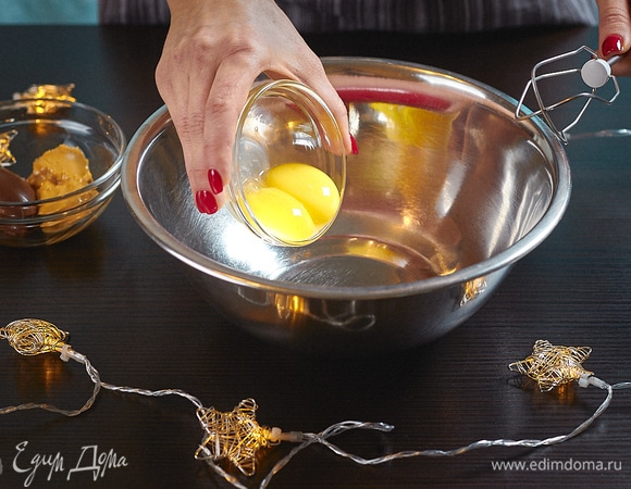 Возьмем желтки.